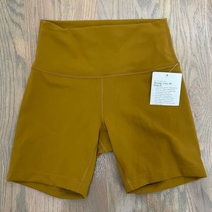 NWT Wunder Train high rise biker short in Golden Spice